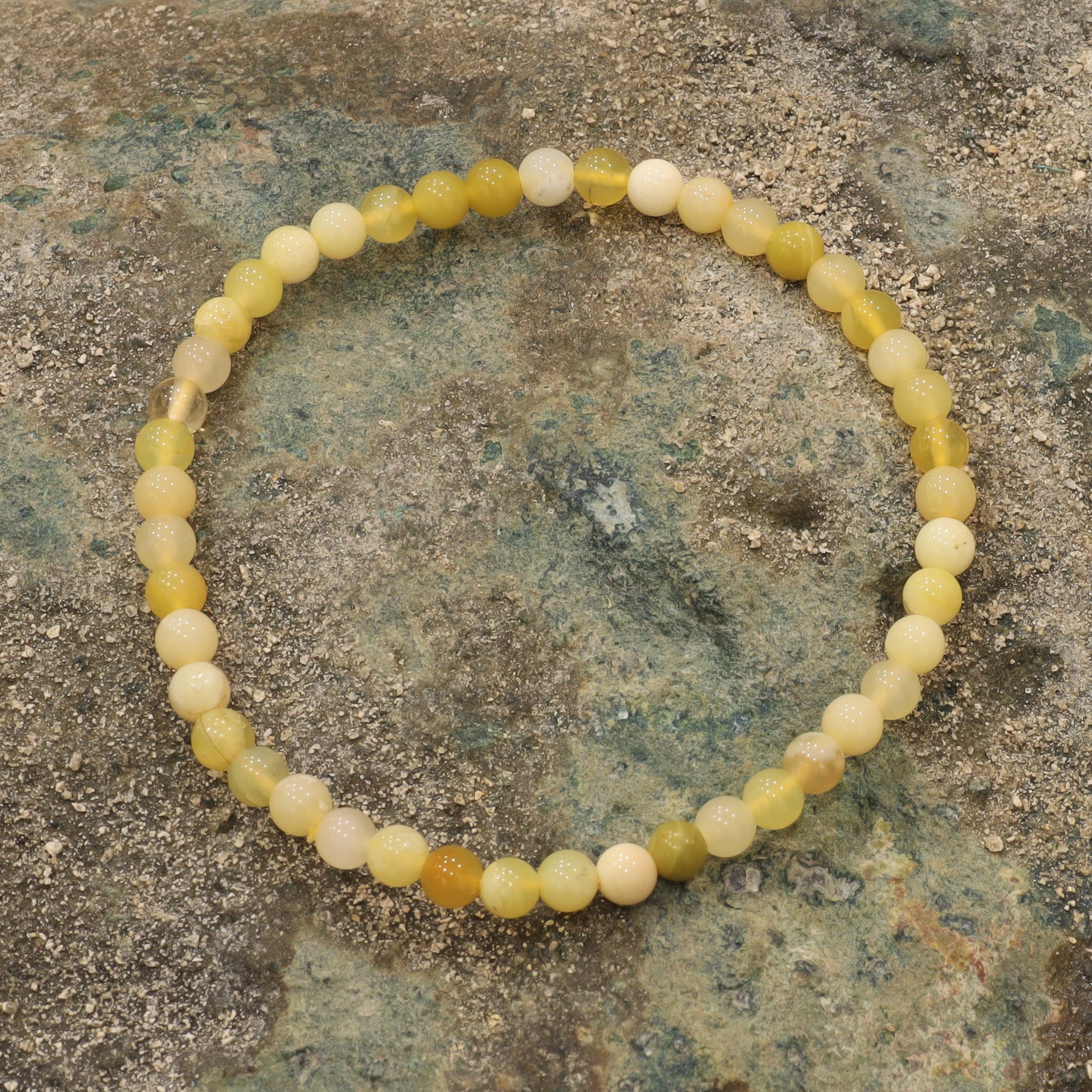 naramek-opal-zluty-kulaty-4-mm
