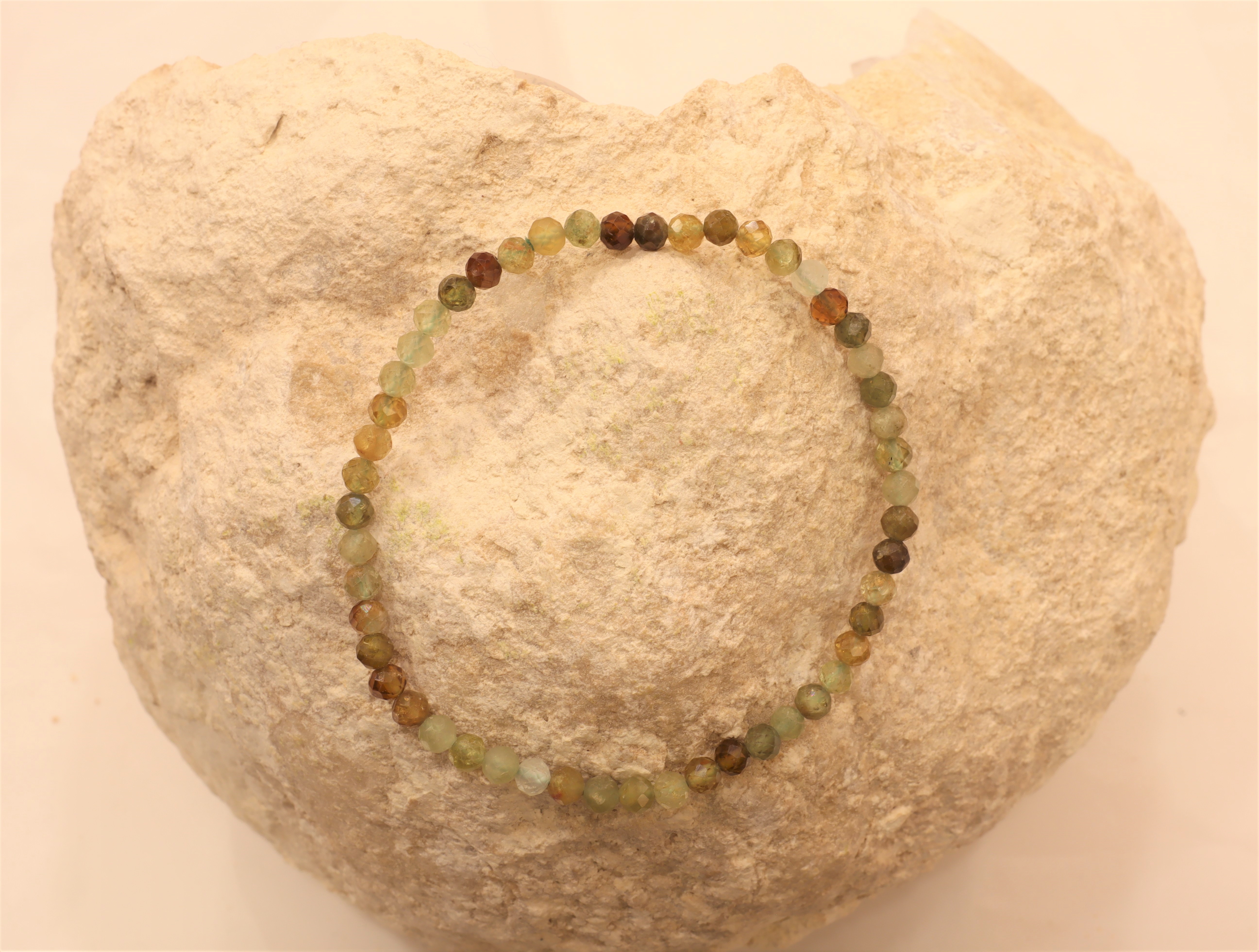 naramek-granat-zeleny-fazetovany-4-mm