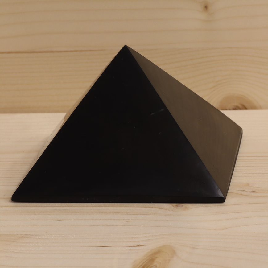 sungit-pyramida-15-cm