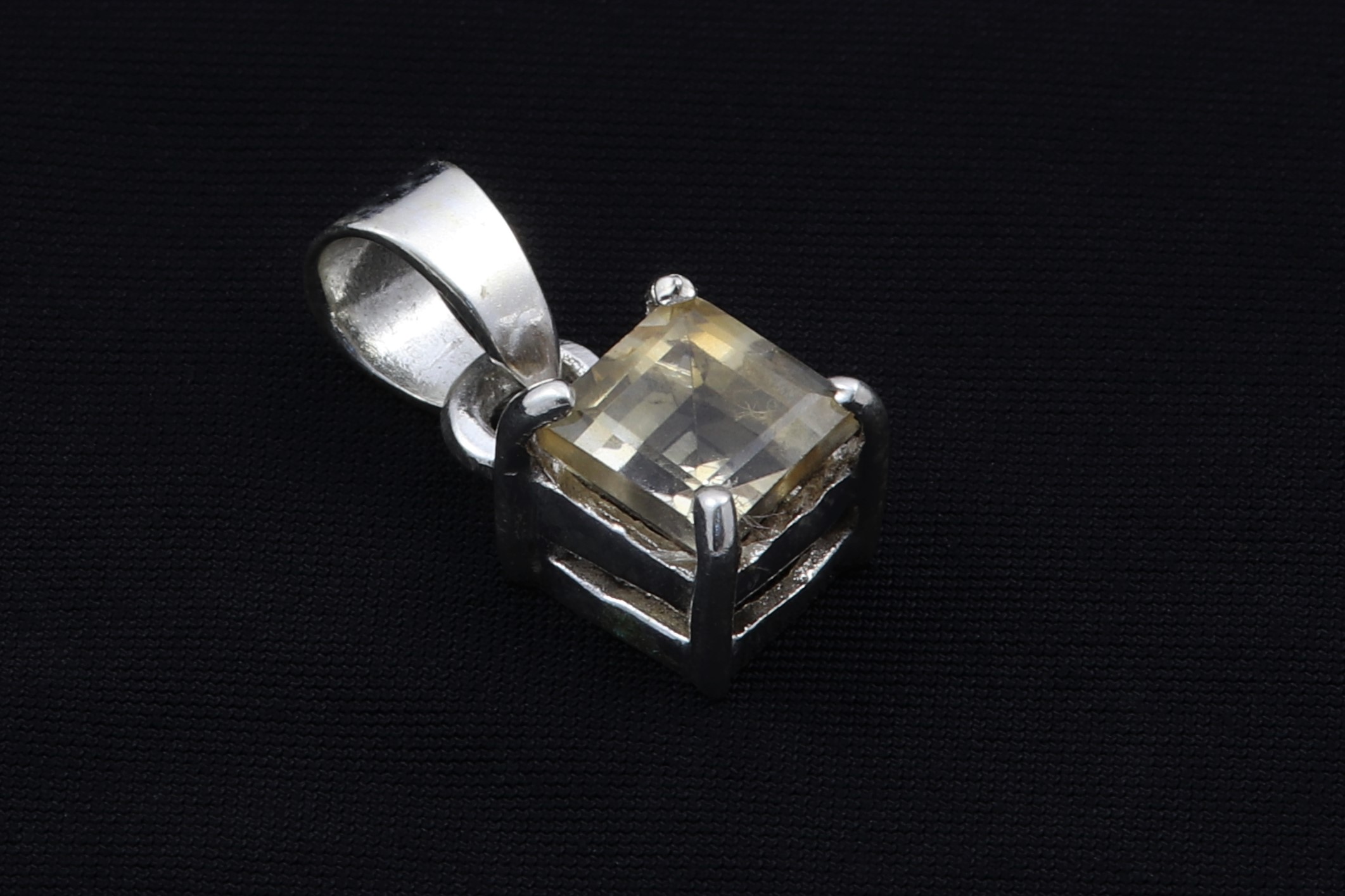 privesek-ctvercovy-citrin-stribro